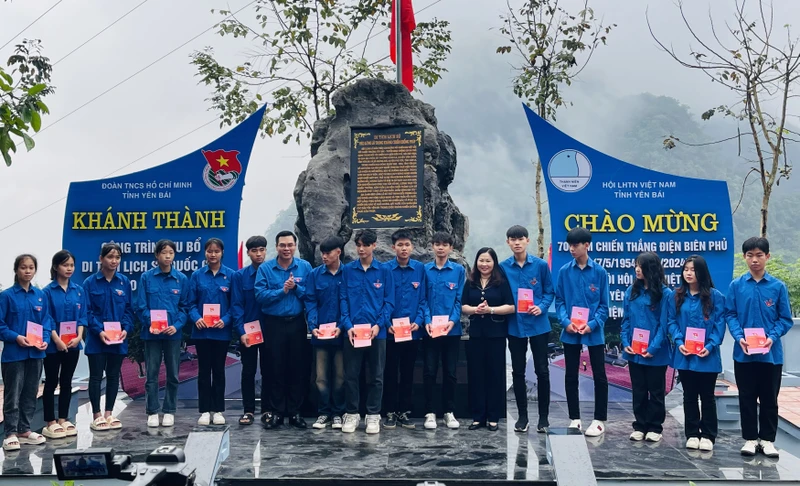 Lễ kết nạp 70 thanh niên ưu tú vào Đoàn tại khu di tích. (Ảnh: THANH SƠN)