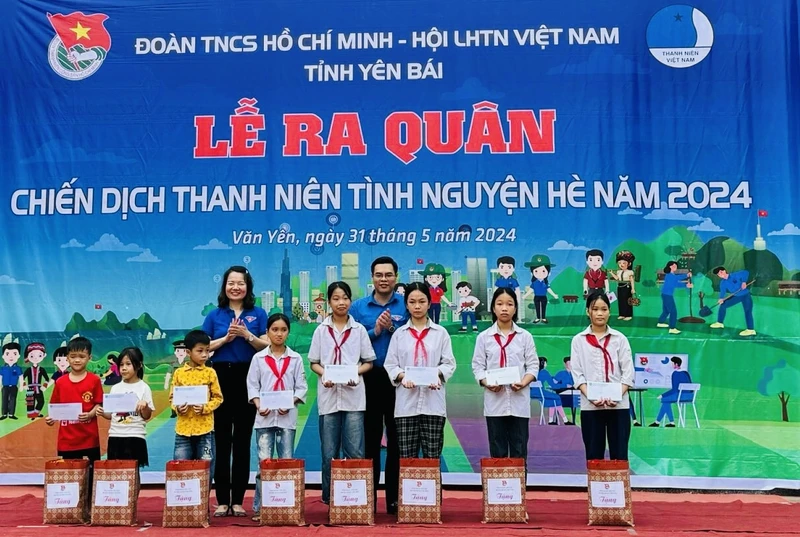 Tặng quà cho học sinh nghèo vượt khó. (Ảnh: THANH SƠN)