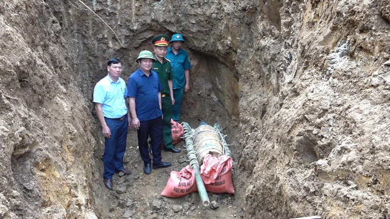 Kiểm tra bom trước khi hủy nổ. (Ảnh: THANH SƠN)