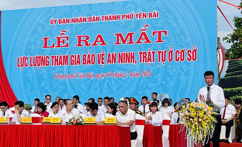 Chủ tịch Ủy ban nhân dân tỉnh Trần Huy Tuấn phát biểu tại Lễ ra mắt. (Ảnh: THANH SƠN)