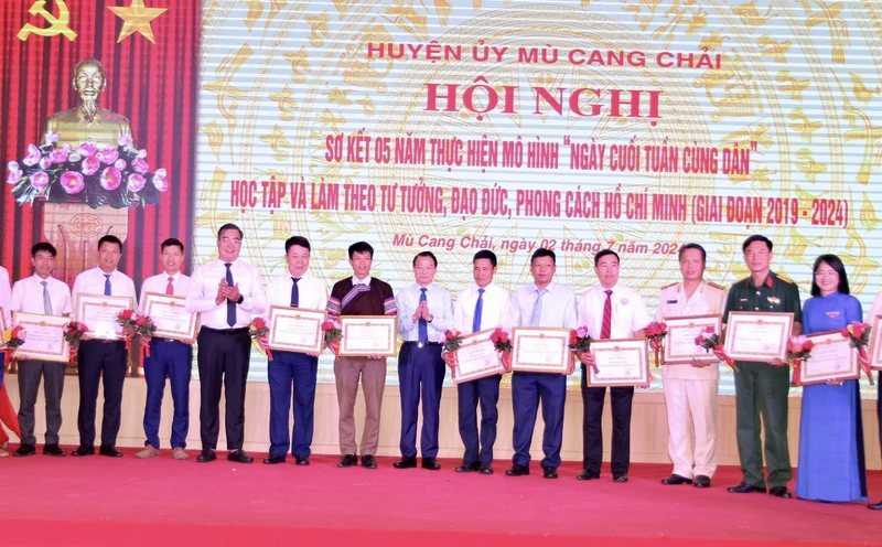 Các tập thể và cá nhân được khen thưởng tại hội nghị. (Ảnh: THANH SƠN)