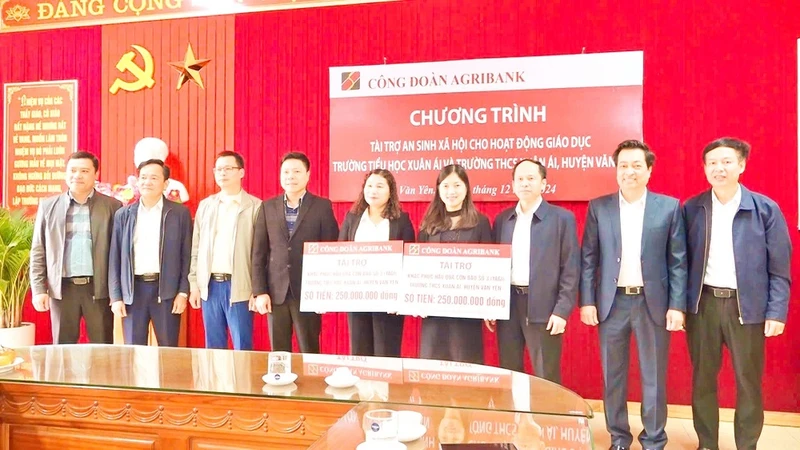 Lãnh đạo Ngân hàng Agribank Chi nhánh Bắc Yên Bái trao hỗ trợ 500 triệu đồng cho hai nhà trường. (Ảnh: THANH SƠN)