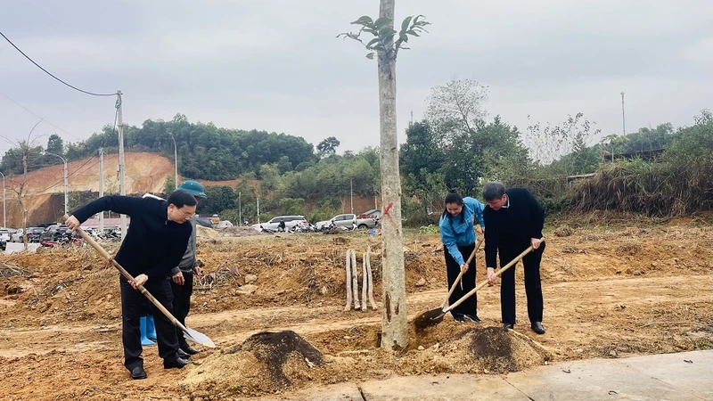 Bí thư Tỉnh ủy Trần Huy Tuấn tham gia trồng cây Xuân Ất Tỵ 2025. (Ảnh: THANH SƠN)