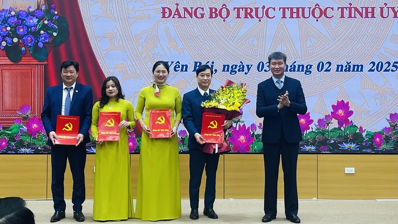 Bí thư Tỉnh ủy Trần Huy Tuấn tặng hoa chúc mừng Ban Tuyên giáo và Dân vận Tỉnh ủy. (Ảnh THANH SƠN)