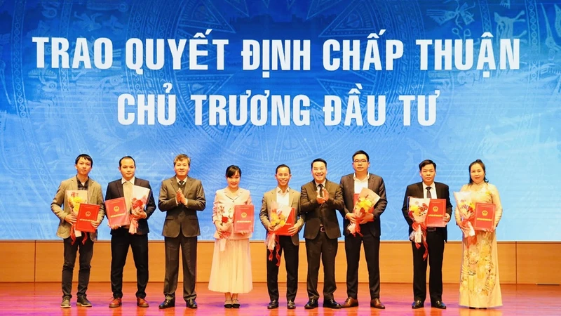 Chủ tịch Ủy ban nhân dân tỉnh Yên bái trao quyết định chấp thuận đầu tư cho doanh nghiệp. (Ảnh: THANH SƠN)
