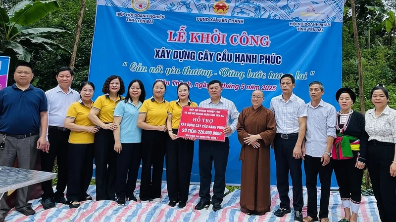 Các đơn vị trao hỗ trợ 220 triệu đồng xây cầu tại xã Kiên Thành, huyện Trấn Yên. (Ảnh: THANH SƠN)