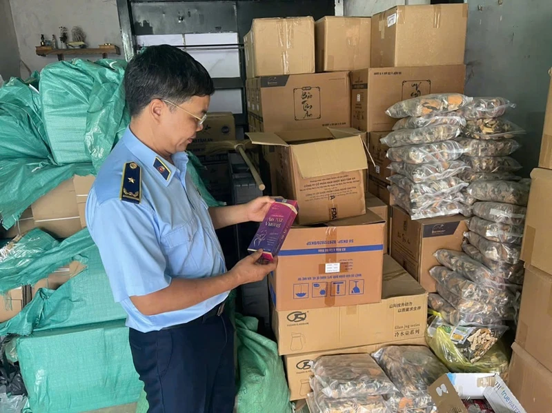 Kiểm tra việc kinh doanh thực phẩm chức năng tại thị trấn Thác Bà, tỉnh Yên Bái. (Ảnh: THANH SƠN)