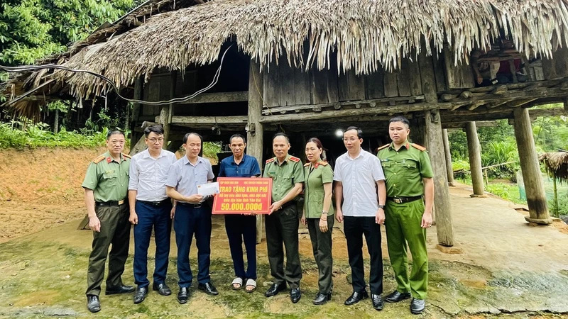 Lãnh đạo Cục Truyền thông Bộ Công an cùng nhà tài trợ trao hỗ trợ cho hộ ông Nông Văn Nam. (Ảnh: THANH SƠN)