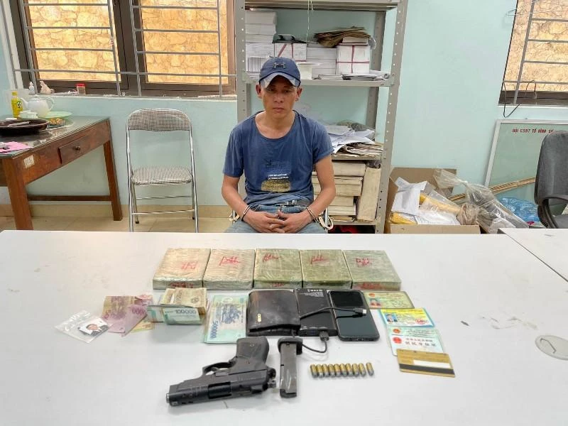 Đối tượng truy nã đặc biệt nguy hiểm Hoàng Văn Tú bị bắt cùng 5 bánh heroin và 1 khẩu súng ngắn.