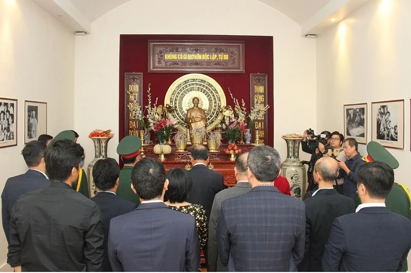 Dâng hương tưởng nhớ Chủ tịch Hồ Chí Minh và các Anh hùng liệt sĩ đã cống hiến vì độc lập, tự do.