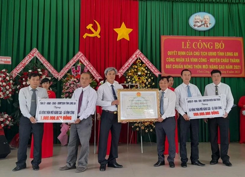 Lãnh đạo tỉnh Long An trao Bằng công nhận xã nông thôn mới nâng cao cho xã Vĩnh Công, huyện Châu Thành, Long An. 