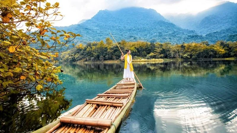 Khách du lịch tham gia các trải nghiệm tại khu du lịch Thiên Sơn – Suối Ngà (huyện Ba Vì).