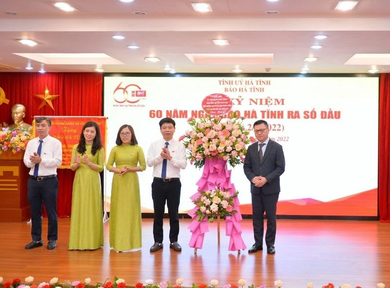 Đồng chí Lê Quốc Minh tặng hoa chúc mừng Ban Biên tập báo Hà Tĩnh.