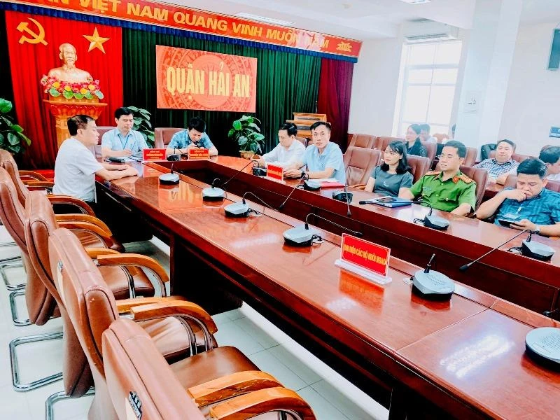 Quang cảnh cuộc đối thoại do quận Hải An (Hải Phòng) tổ chức chiều 26/8, nhưng người dân không đến dự.