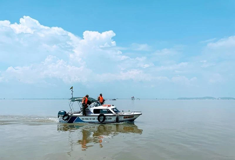 Lực lượng Bộ đội Biên phòng tuyên truyền, vận động các trường hợp nuôi ngao trái phép trên địa bàn xã Đoàn Xá (huyện Kiến Thụy).