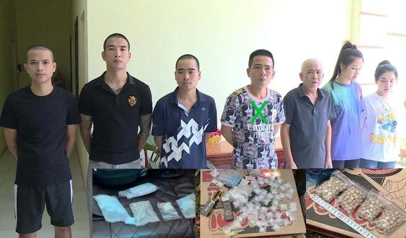 Phạm Quốc Trung (X) và các đối tượng buôn ma túy bị bắt giữ cùng tang vật vụ án. 