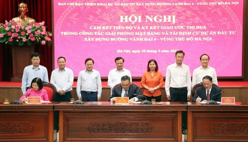 Đại diện thành phố Hà Nội và hai tỉnh Bắc Ninh, Hưng Yên ký kết giao ước thi đua giải phóng mặt bằng và tái định cư dự án đường Vành đai 4-Vùng Thủ đô.