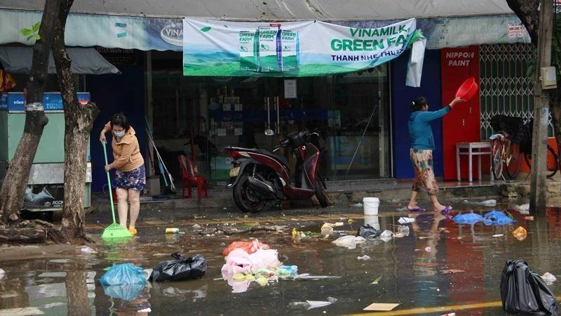 Nước rút tới đâu, người dân dọn dẹp tới đó.