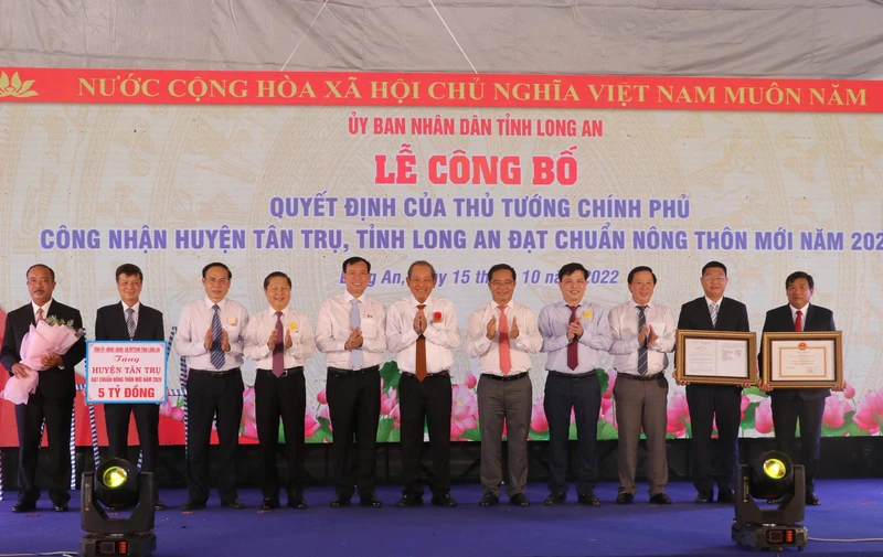 Nguyên Phó Thủ tướng Thường trực Chính phủ Trương Hòa Bình và lãnh đạo tỉnh Long An trao Quyết định của Thủ Tướng Chính phủ công nhận huyện Tân Trụ đạt chuẩn nông thôn mới. 