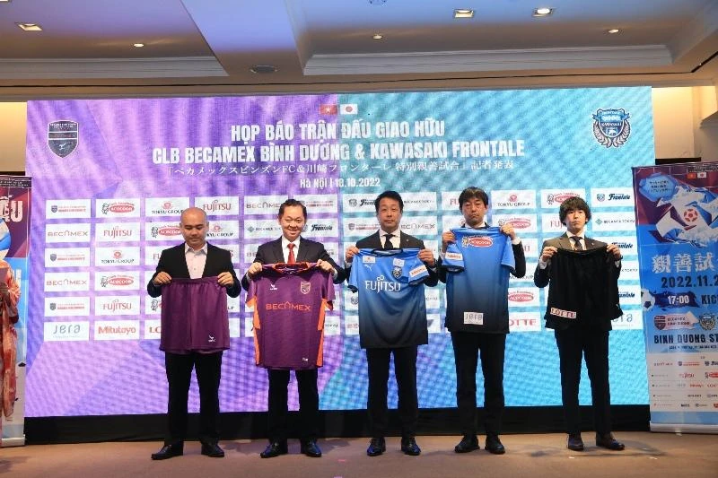 Ban tổ chức giới thiệu áo thi đấu của hai đội tại trận giao hữu. 