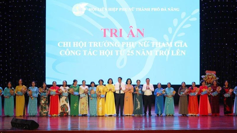 Tuyên dương 28 chi hội trưởng tiêu biểu.