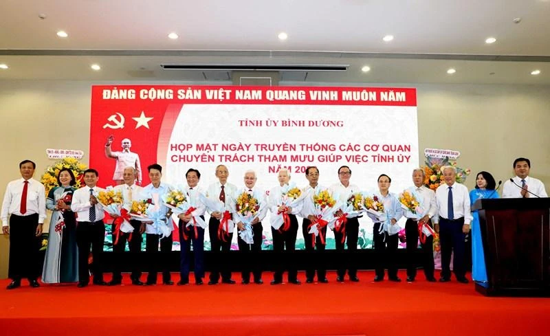 Lãnh đạo các cơ quan chuyên trách tham mưu giúp việc Tỉnh ủy Bình Dương tặng hoa tri ân nguyên Chủ tịch nước Nguyễn Minh Triết và lãnh đạo Thường trực Tỉnh ủy qua các thời kỳ.