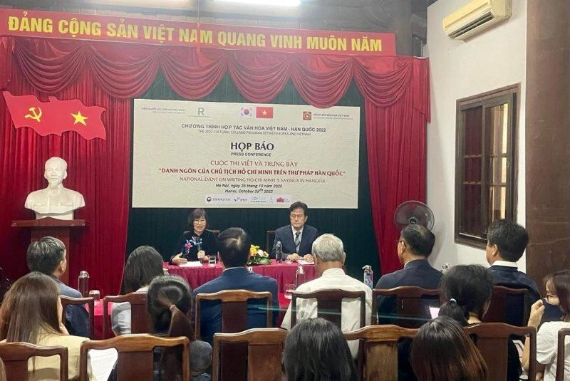 Toàn cảnh buổi họp báo. 