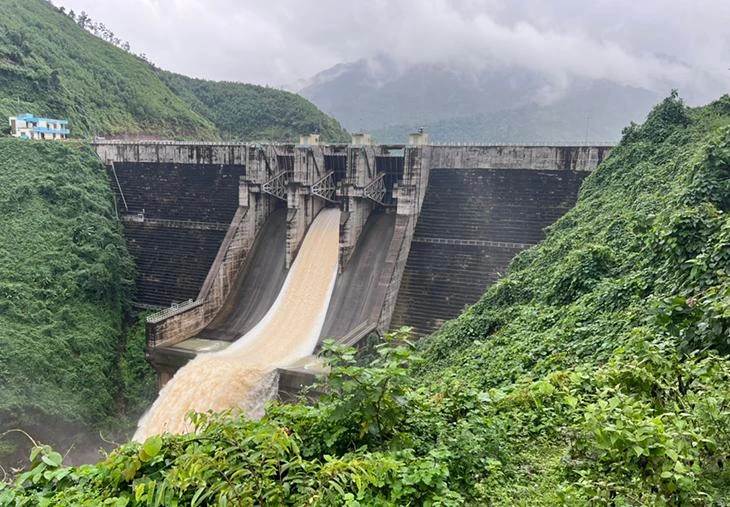 Hồ thủy điện A Vương vận hành hạ dần mực nước để đón lũ.