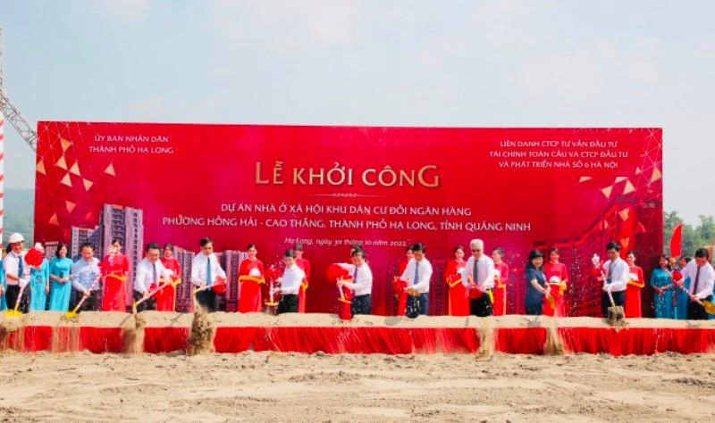 Các đại biểu tham dự lễ động thổ khởi công xây dựng dự án Khu nhà ở xã hội Khu dân cư đồi Ngân hàng tại thành phố Hạ Long.