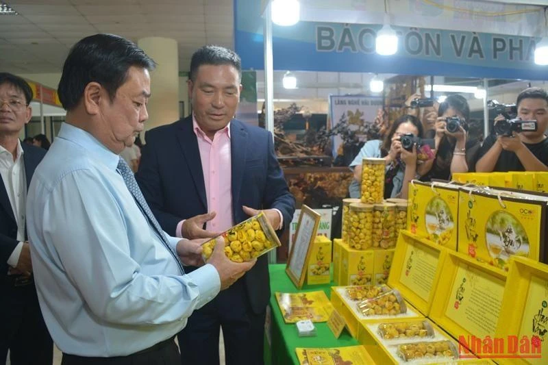 Bộ trưởng Nông nghiệp và Phát triển nông thôn tham quan các gian hàng OCOP tại Hội chợ.