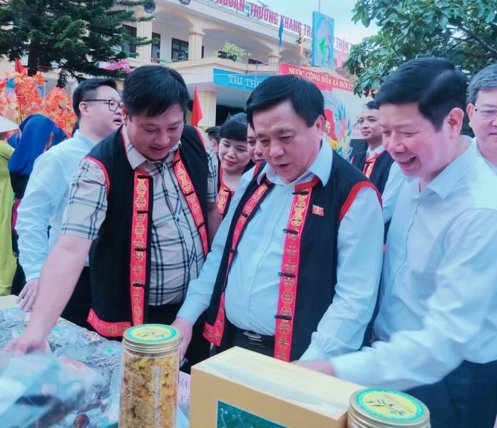 Đồng chí Nguyễn Xuân Thắng tham quan các sản phẩm OCOP của xã Đồn Đạc.