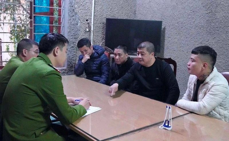 Các đối tượng tại cơ quan công an.