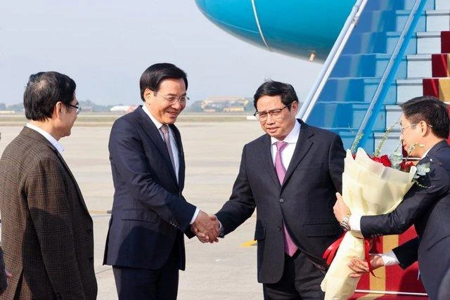 Bộ trưởng, Chủ nhiệm Văn phòng Chính phủ Trần Văn Sơn cùng cán bộ Văn phòng Chính phủ đón Thủ tướng Phạm Minh Chính tại sân bay Nội Bài (Ảnh: Chinhphu.vn)