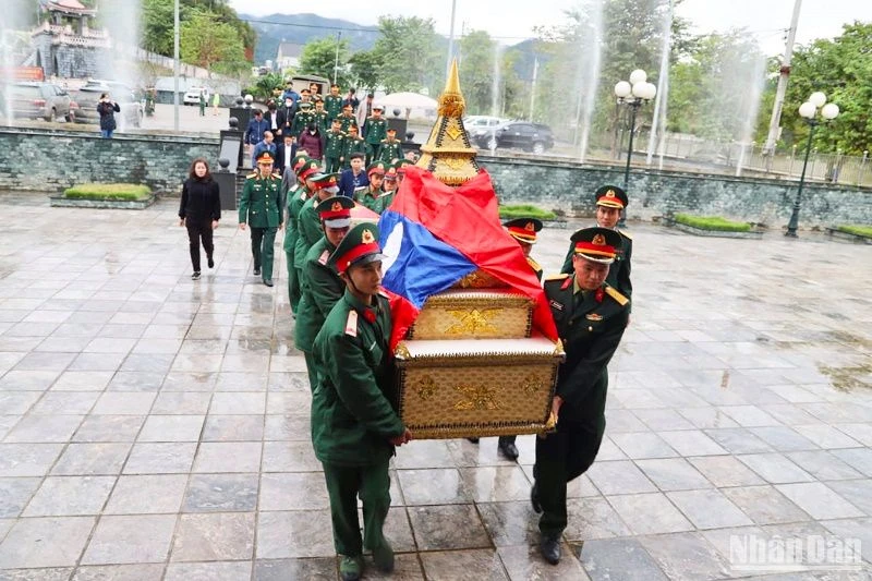 Đại diện chính quyền hai nước và cộng đồng người Việt Nam tại tỉnh Oudomxay tiễn đưa các liệt sĩ về đất Mẹ. (Ảnh: Trịnh Dũng)