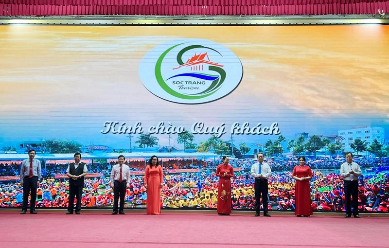 Lãnh đạo tỉnh Sóc Trăng và các đại biểu kích hoạt "Ứng dụng phần mềm du lịch thông minh tỉnh Sóc Trăng".