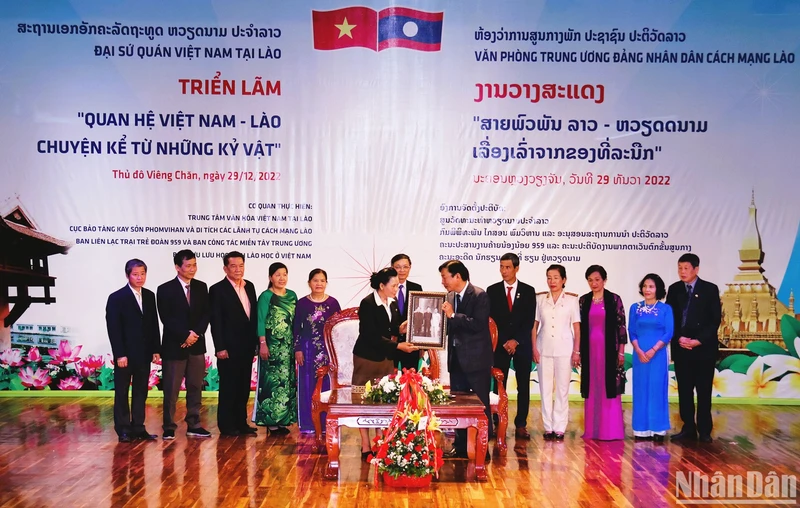 Bàn giao hiện vật cho Đại diện Bảo tàng Kaysone Phomvihane. (Ảnh: Hải Tiến)