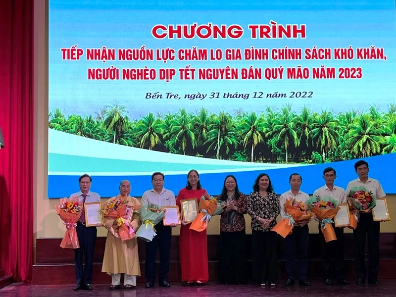 Lãnh đạo tỉnh tiếp nhận nguồn lực từ các nhà tài trợ chăm lo cho người nghèo trong dịp Tết.