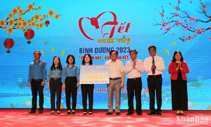 Lãnh đạo tỉnh Bình Dương trao bảng hỗ trợ 46,5 tỷ đồng cho Liên đoàn Lao động tỉnh để trao tặng 46.500 suất quà cho công nhân lao động đặc biệt khó khăn.