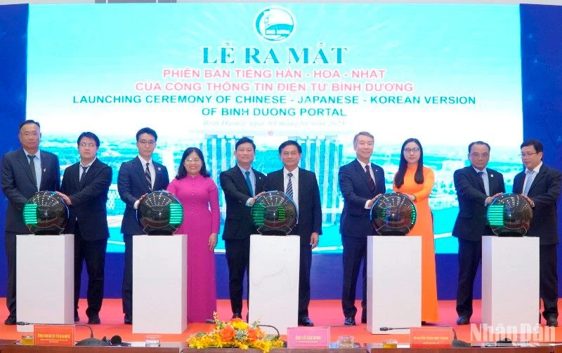 Các đại biểu thực hiện nghi thức công bố Cổng Thông tin điện tử Bình Dương phiên bản tiếng Hàn-Hoa-Nhật.