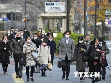 Người dân trên đường tới nơi làm việc ở Tokyo, Nhật Bản ngày 28/12/2022. (Ảnh: Kyodo/TTXVN)