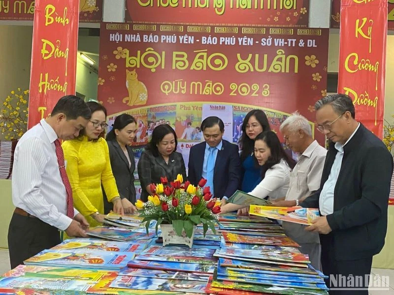 Các đồng chí lãnh đạo tỉnh Phú Yên tham dự Hội Báo Xuân Quý Mão 2003.