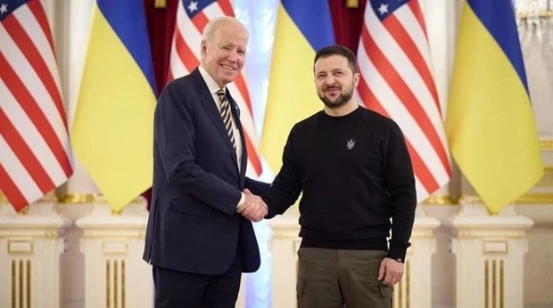 Tổng thống Mỹ Joe Biden (trái) và Tổng thống Ukraine Volodymyr Zelensky tại Kiev ngày 20/2. (Ảnh: Guardian)