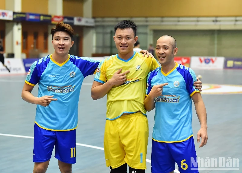Niềm vui của thủ môn Nguyễn Hữu Phúc (Sanvinet Khánh Hoà) cùng đồng đội sau khi ghi bàn gỡ hoà 1-1 trước Câu lạc bộ Thái Sơn Bắc khi trận đấu tiến đến phút thi đấu cuối cùng.