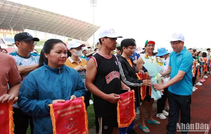 Ban Tổ chức tặng cờ lưu niệm, hoa cho các đơn vị tham gia.