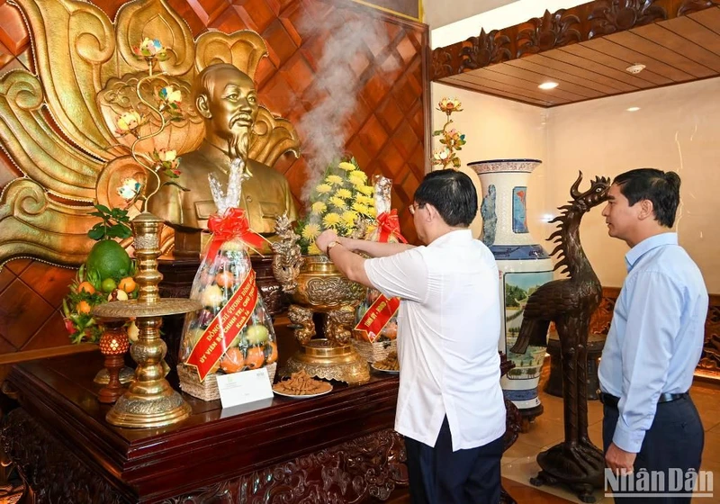 Chủ tịch Quốc hội Vương Đình Huệ dâng hương tưởng niệm Chủ tịch Hồ Chí Minh. (Ảnh: DUY LINH)
