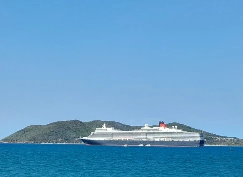 Tàu du lịch biển cao cấp Queen Elizabeth II neo đậu trong vịnh Nha Trang.