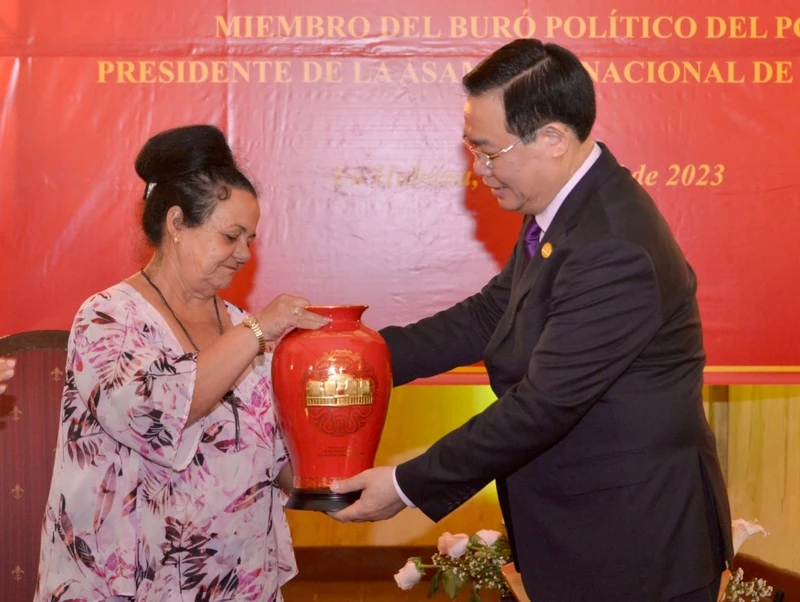 Chủ tịch Quốc hội Vương Đình Huệ tặng quà lưu niệm lãnh đạo Viện Cuba hữu nghị với các dân tộc (ICAP). (Ảnh: VOV)