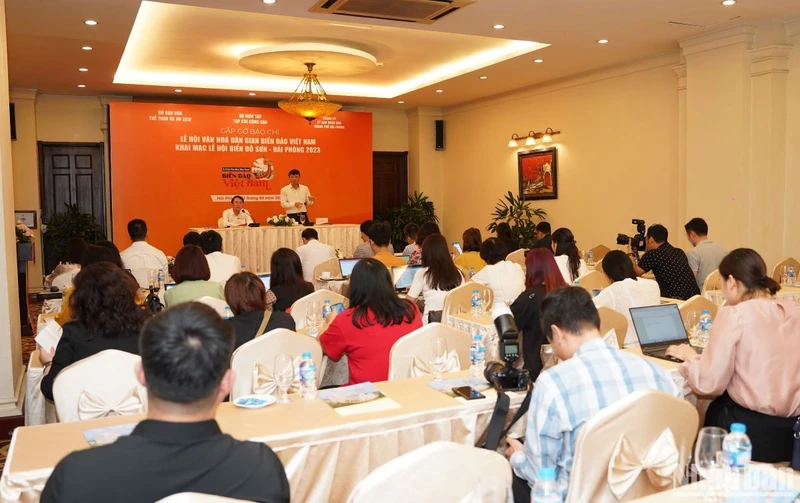Toàn cảnh buổi gặp gỡ báo chí.