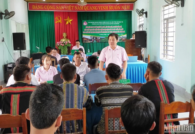 Phòng Giao dịch ngân hàng chính sách xã hội huyện Đakrông triển khai các dịch vụ tín dụng phục vụ khách hàng.