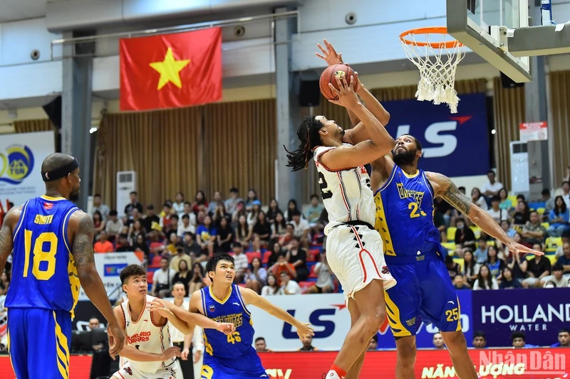 Các cầu thủ Thang Long Warriors (áo trắng) có một trận đấu vất vả trước đội bóng đến từ Thành phố Hồ Chí Minh.